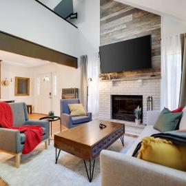 Cozy 3 BR Game Area Fire Pit, hotelli kohteessa East Stroudsburg