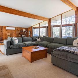 Whispering Pines Chalet Game Room Fire Pit, hotel a Pocono Pines