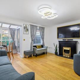5 Min to Heathrow & Uxbridge Station with Parking, viešbutis Hilingdone