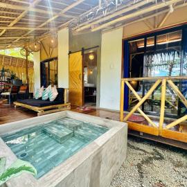 Carabao Lodge - 2 bedroom house with AC & plunge pool, hotel v destinaci El Nido