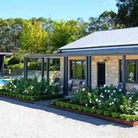 Adelaide Hills luxe-cottage with spectacular vineyard views