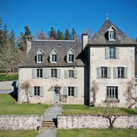 Le Château de Saint-Angel, Le Manoir du Rigouneix, 5 minutes A89, nature, calme, sauna, CLIMATISATION, hotel a Saint-Angel