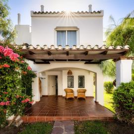 Cozy Townhouse with Rooftop Terrace and Pool