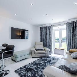 Modern 1BR Apartment in Whitefield, Manchester with Private Parking, hotell Whitefieldis