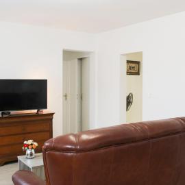 Renovated 2-bedroom apartment – hotel w mieście Drancy