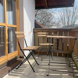 STA1079 Moderne Monteurwohnung mit Balkon, hotel in Stamsried