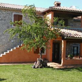 Authentic Istrian Rooms for Unforgettable Stays, hotel in Vodnjan