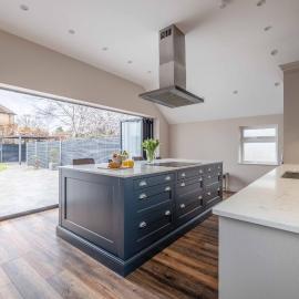 FAMILY FRIENDLY ESCAPE IN ETON, COUNTRYSIDE VIEWS with Hot Tub - By Tempstay