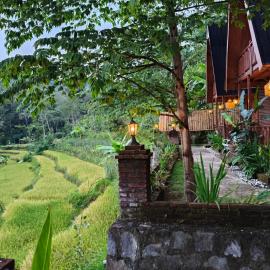 Villa Hening Senja Borobudur, Hotel in Kayuares