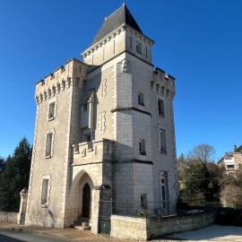 La Tour Carrée de Nontron, sleeps 12, hotel v destinácii Nontron
