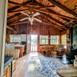 Lake Life Waterfront Cabin NEW, hotel u gradu Franklin Road