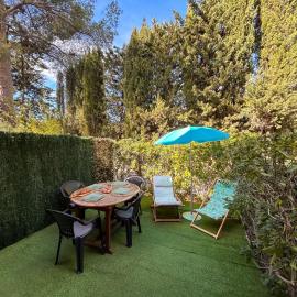 Studio rez de jardin dans résidence avec piscine