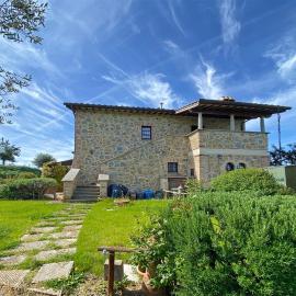 GuestHost - Il Glicine, apt with garden and pool, hotel in Gioiella