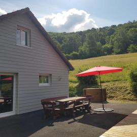Chalet chaleureux à Cornimont avec piscine privée, hotel i Cornimont