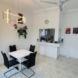 Charming and cozy Apartment Fifa Guest Houses- V1, hotel in Abomey-Calavi
