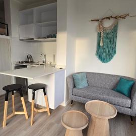 Apartment con bajada hacia el mar