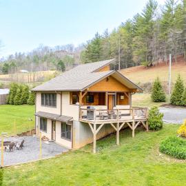 ‘Sawyer’s Cabin’ w/ Hot Tub in Blue Ridge Mtns!, hotel in Fletcher