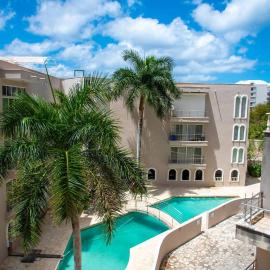 Ocean Bliss: Balcony & Pools & Peloton Bike!, hotel en Cupecoy