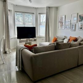Modern 2 Bed Apartment With Free Parking And Netflix, hotel a Dawley