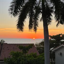 Beach Front Condo for 10 people, hotel in Tamarindo