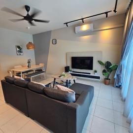 CozyHome - 3 bedroom Town House with unlimited free Wi-Fi, hotel u gradu Sitiavan