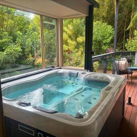 Elevata Villa Montville - Magnesium Spa & Fireplace set in a Lush Tropical Garden, hotel a Montville