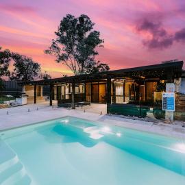 Moonlight at Mudgee - Chic Soirées & Private Cinema, Hotel in Mudgee