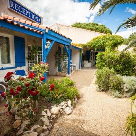 Hotel Des 4 Vents "Esprit Camargue" Parking Privé Gratuit, hotel v destinaci Aigues-Mortes