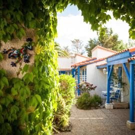 Hotel Des 4 Vents "Esprit Camargue" Parking Privé Gratuit, Hotel in Aigues-Mortes