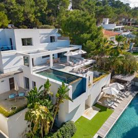 Modern Villa with Seaviews Sleeps 14, hotel in San Antonio