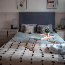 Spacious 1-Bedroom Home with free private parking, hotel in Swansea