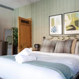 Ashley Suite I Cozy 1BR I Sleeps 4 I Near Gavin & Stacey House I Barry High Street I Barry Train Station I Barry Island I WiFi I Parking and Easy Cardiff Access, hotel a Barry