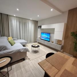 Modern 3BD Apartment with Spacious Balcony & Outside Furniture - Marsalforn Bay, hotel di Marsalforn