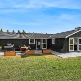 Modern Holiday Home With 3 Bedrooms, Completely Renovated In 2025 And Located Close To Rinkøbing Fjord, hotel sa Skjern