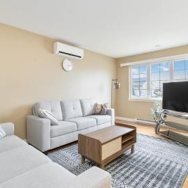 Cozy and Comfortable 2 bedroom house, hotelli kohteessa Moncton