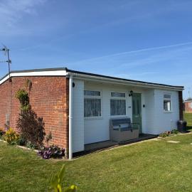 498, Three Bedroom Detached Chalet - Sleeps 6, pet friendly, FREE pool and entertainment passes included - plus WiFi, bed linen and towels included
