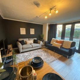 The Chapel - Worcester City - FREE Parking, WI-FI, Toiletries - TVs in rooms - Stocked kitchen - Entire Apart - Self Check-In - Outside Space, hotel in Worcester