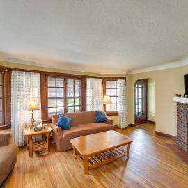Home 2 Mi to Lakewood Park & Solstice Steps!, Hotel in Lakewood