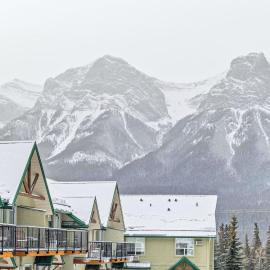 Scenic 2BR Haven with MTN Views Near DT Banff