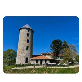 loue ancien moulin a vent avec piscine et jacuzzi, hotel in Neuvy-Bouin