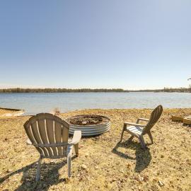 Deck & Scenic Views: Lakefront Cottage in Hale!, hotel din Hale