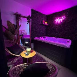 Love Room - Le Mystic, hotel em Saint-Symphorien