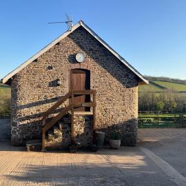 The Granary Cottage، فندق في Burrington