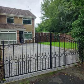 4-bed quiet cul de sac location with large secure off road parking for 4 cars, hotel in Timperley