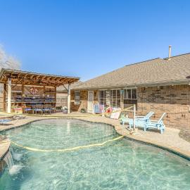 Swim & Unwind: Pet-Friendly Home in Spring!
