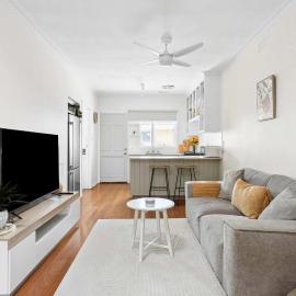 Cosy Geelong West Townhouse with secure garage, hotel in Geelong West