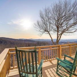 3 Mi Beech Mtn Resort: Cozy Studio w/ Deck & View!, Hotel in Beech Mountain