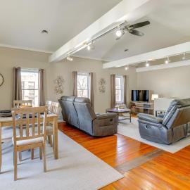 Walk to Dtwn: Seneca Falls Apt w/ Fire Pit!, hotel em Seneca Falls
