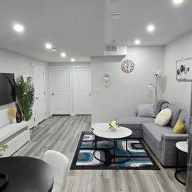 Bleniel Place - Stylish Basement Suite with Wi-Fi Netflix & Parking, hotel u gradu Edmonton