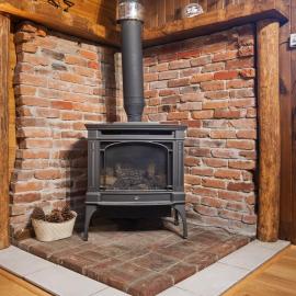 Rainier's Iconic Cabin with Forest Views & Hot Tub, hotel ad Ashford